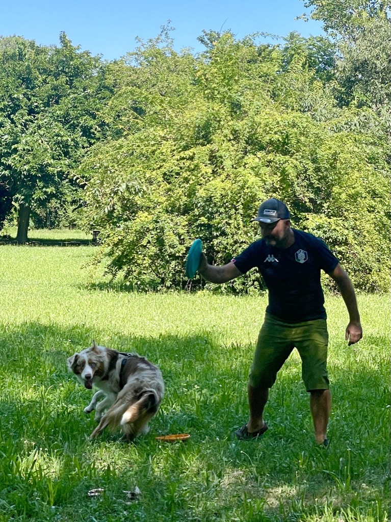 Marco e Guapi durante un allenamento con i dischi sul prato