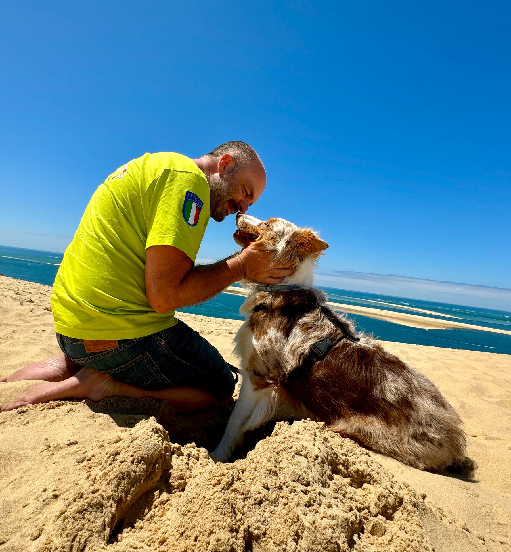 Marco si avvicina a Guapi durante un momento di relazione sulla spiaggia