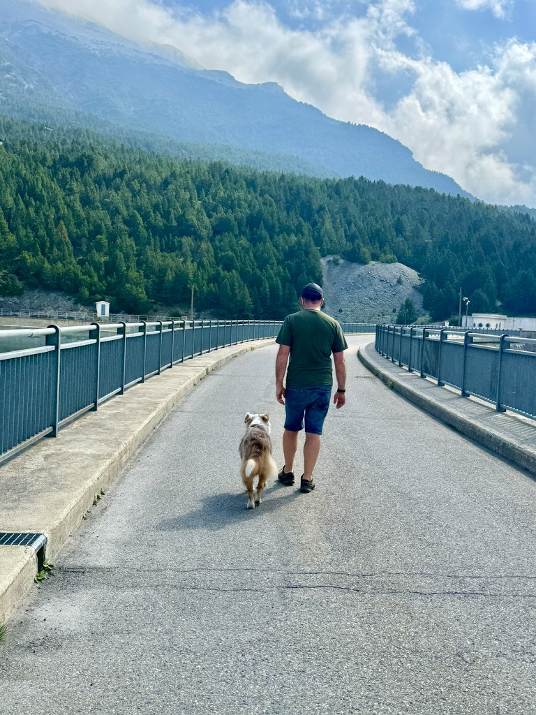 Marco e Guapi camminano insieme su un ponte tra le montagne
