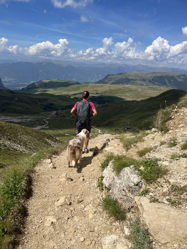 Guapi e una compagna di cammino sul sentiero, davanti a un ampio panorama di montagna